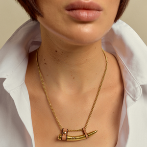 Collar Colmillo Cuero - Bañado en Oro · Cuero