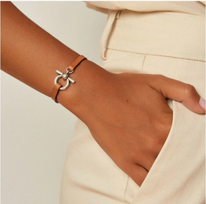 Pulsera Omega Mini Cuero - Bañado en Plata · Cuero